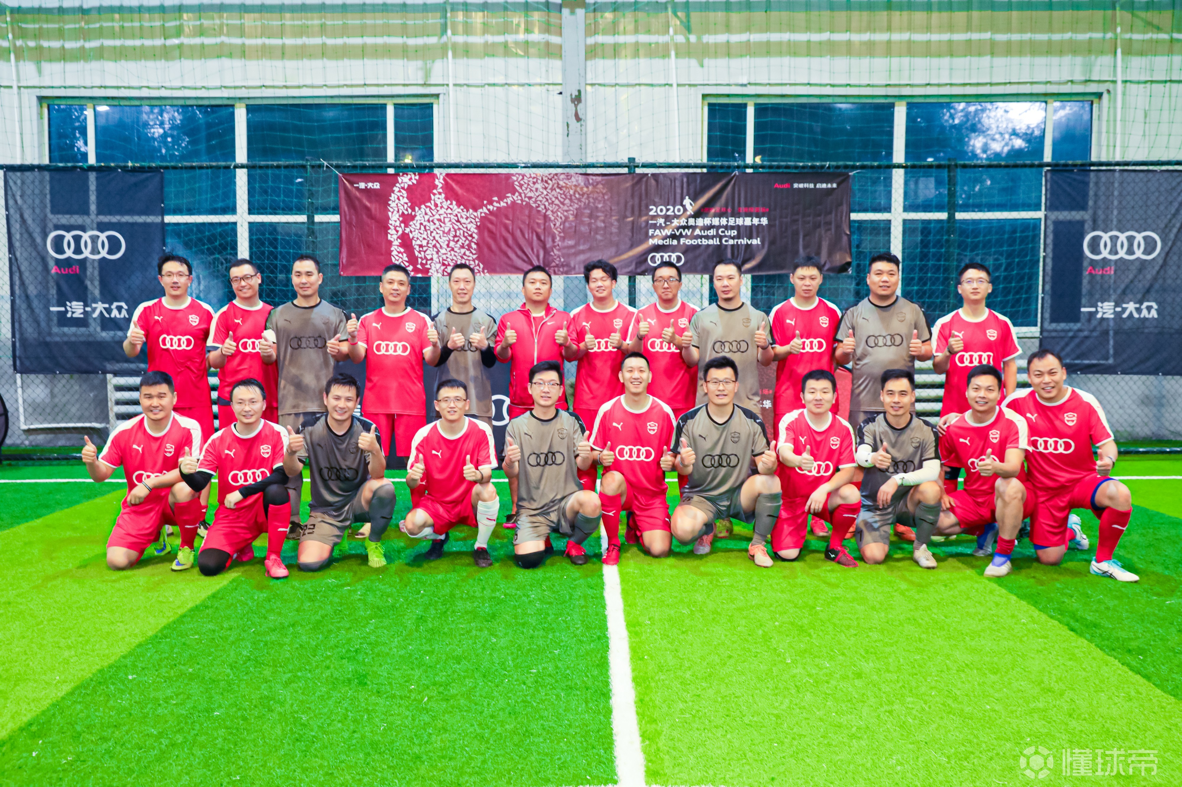 国际大赛再次掀起热潮，球迷激情致胜喝彩庆祝的简单介绍